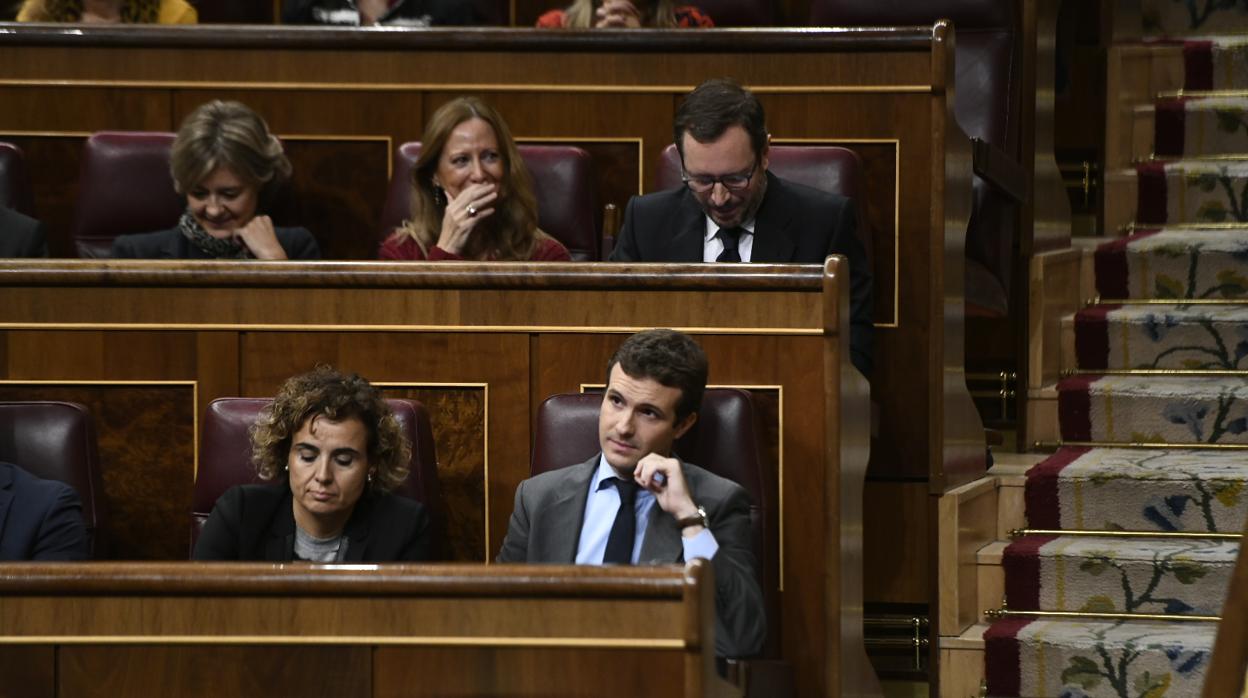 El líder del PP, Pablo Casado, este miércoles en la sesión de control del Congreso junto a la portavoz popular, Dolors Montserrat