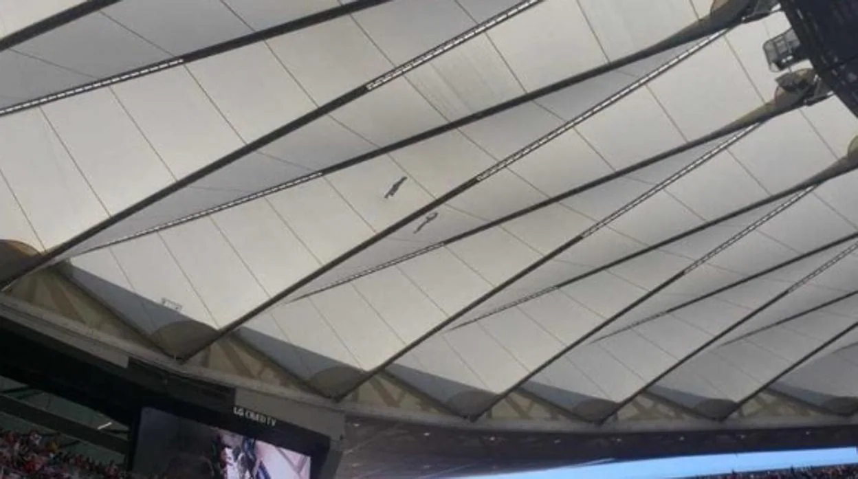 Las sombras que vieron los aficionados desde las gradas del Wanda Metropolitano