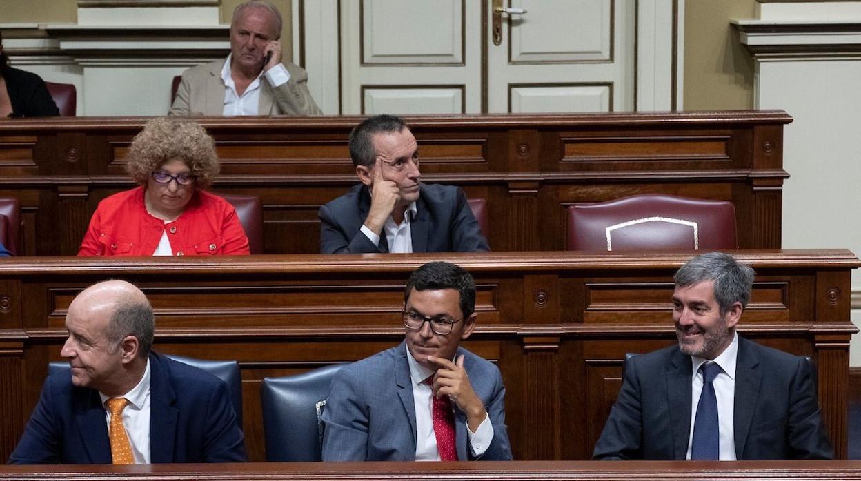 Pablo Rodríguez entre Pedro Manuel Ortega y Fernando Clavijo, este mes de octubre en el Parlamento canario