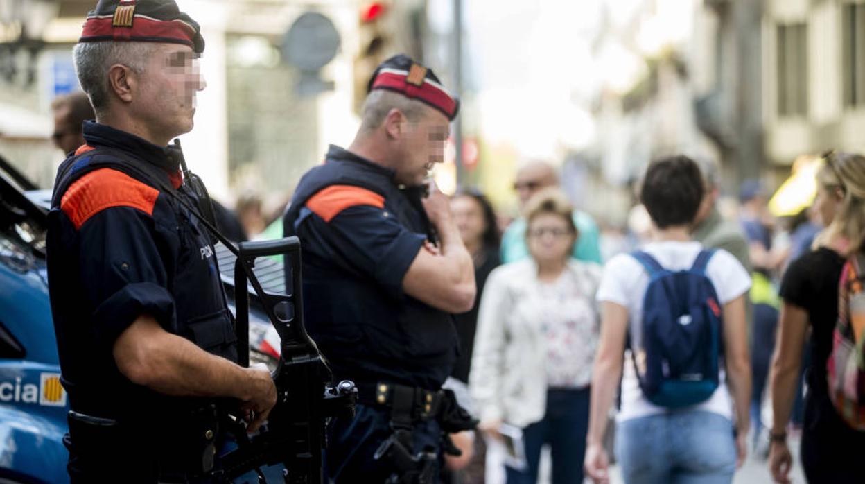 Agentes de los Mossos durante el 1-O