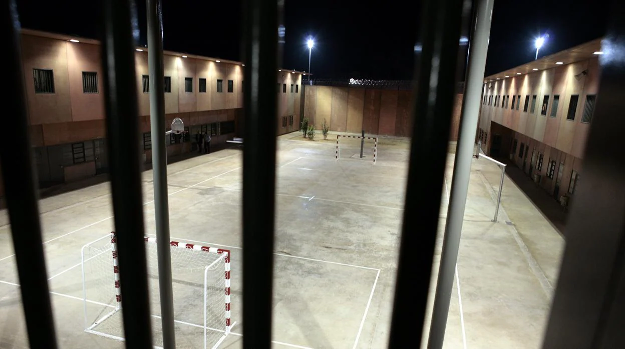 Un interno agrede a tres funcionarios en la cárcel de Soria al ser trasladado a una celda de aislamiento