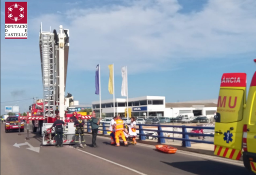 Personal de Emergencias atiende a la víctima