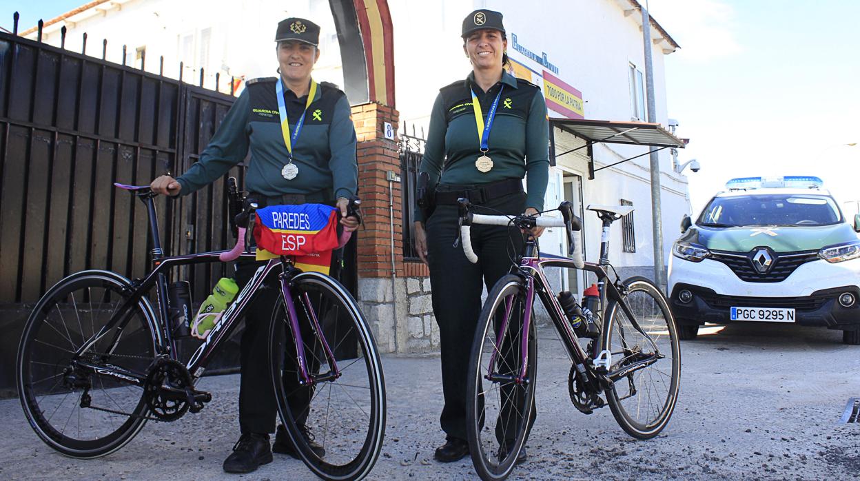 Gemma Paredes Trinidad y Beatriz Luis Piqueras, con sus bicicletas en el cuartel de Santa Olalla