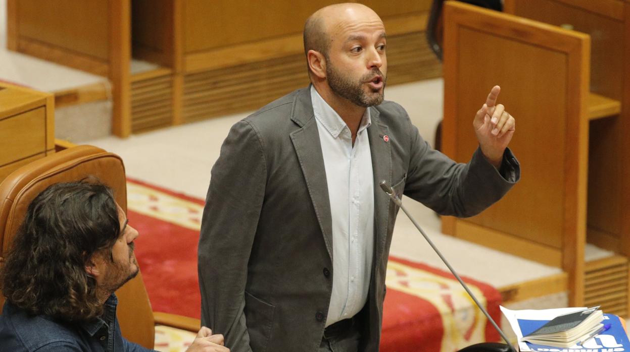 Luís Villares pide la palabra para protestar por las críticas del popular Miguel Tellado, ayer en el pleno