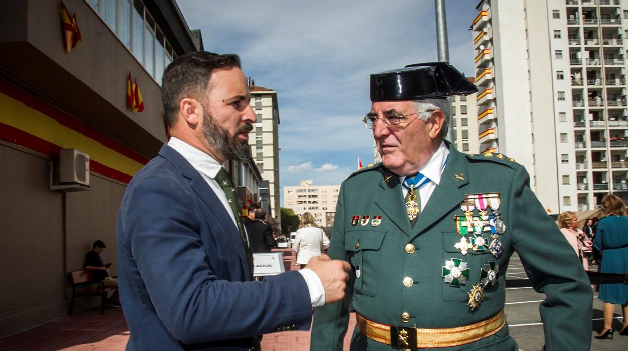 El líder de Vox, Santiago Abascal, saluda a la Guardia Civil en el cuartel vitoriano de Sansomendi