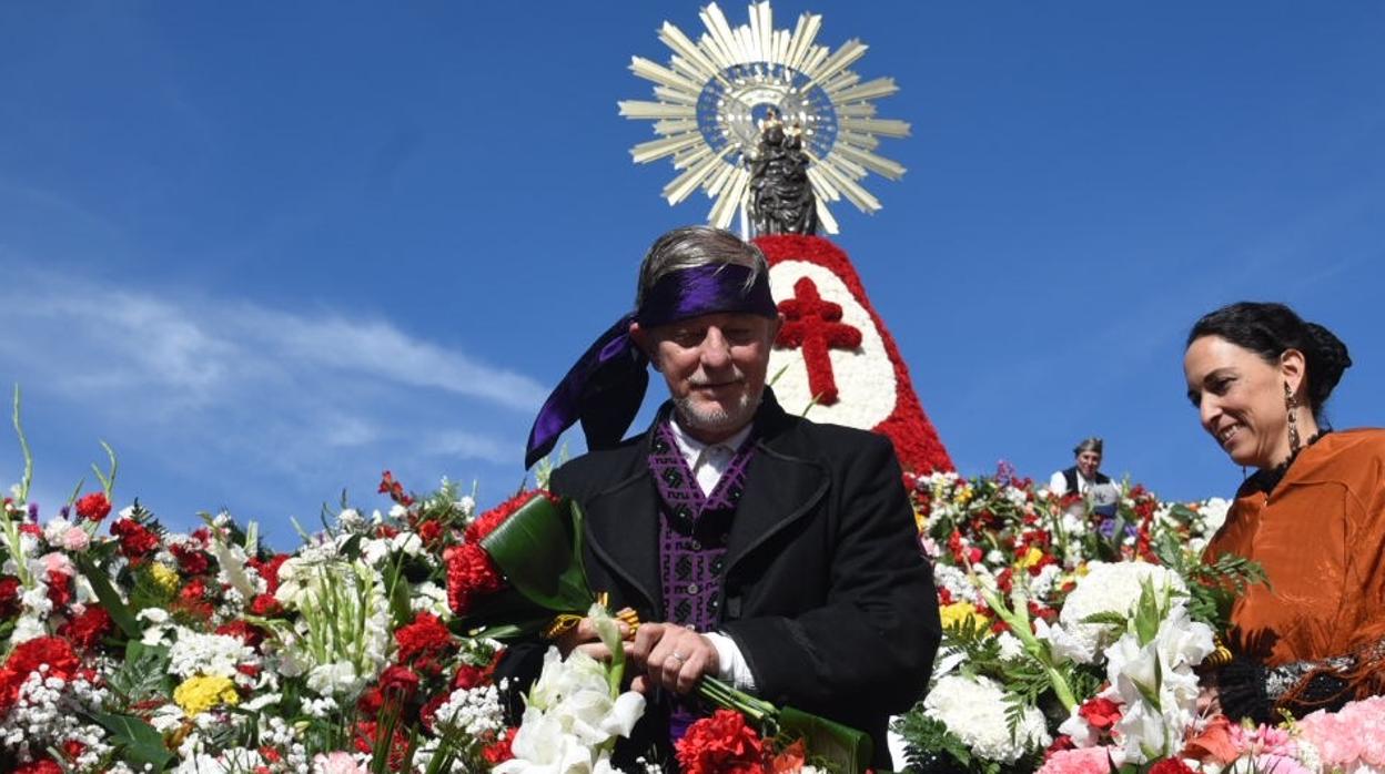 El alcalde Santisteve, tras los abucheos que ha recibido en la Ofrenda: «Entran dentro del cargo»