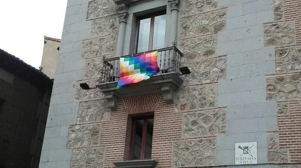 Ahora Madrid cuelga la bandera indígena en la antigua sede del Ayuntamiento