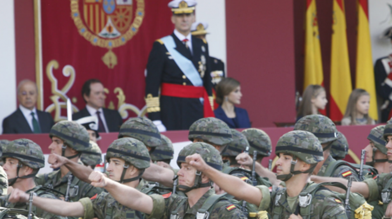 El Rey presidiendo el desfile, en una imagen de archivo