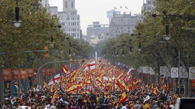 El constitucionalismo reivindica la hispanidad de Cataluña y la figura del Rey en el 12-O