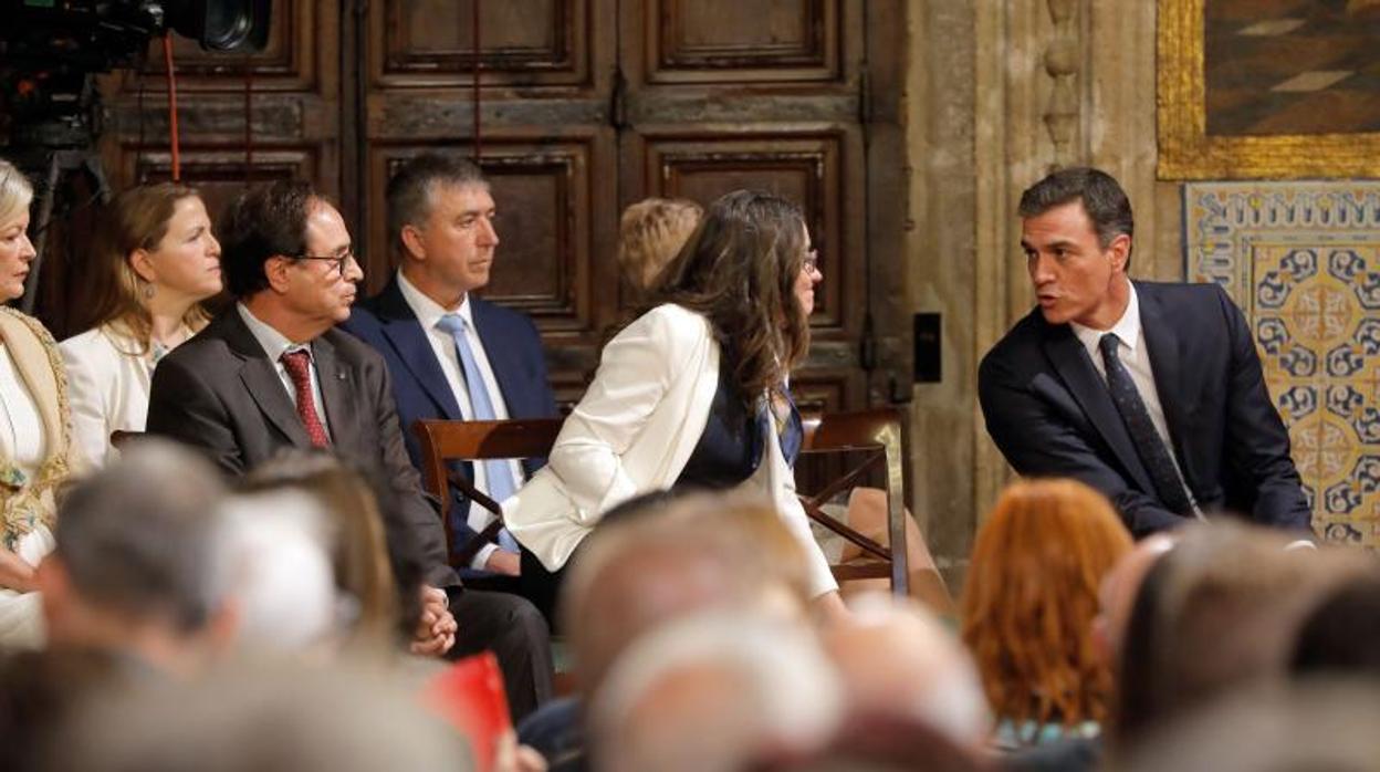 Pedro Sánchez con Mónica Oltra en la entrega de los Premis 9 d'Octubre de este año en Valencia