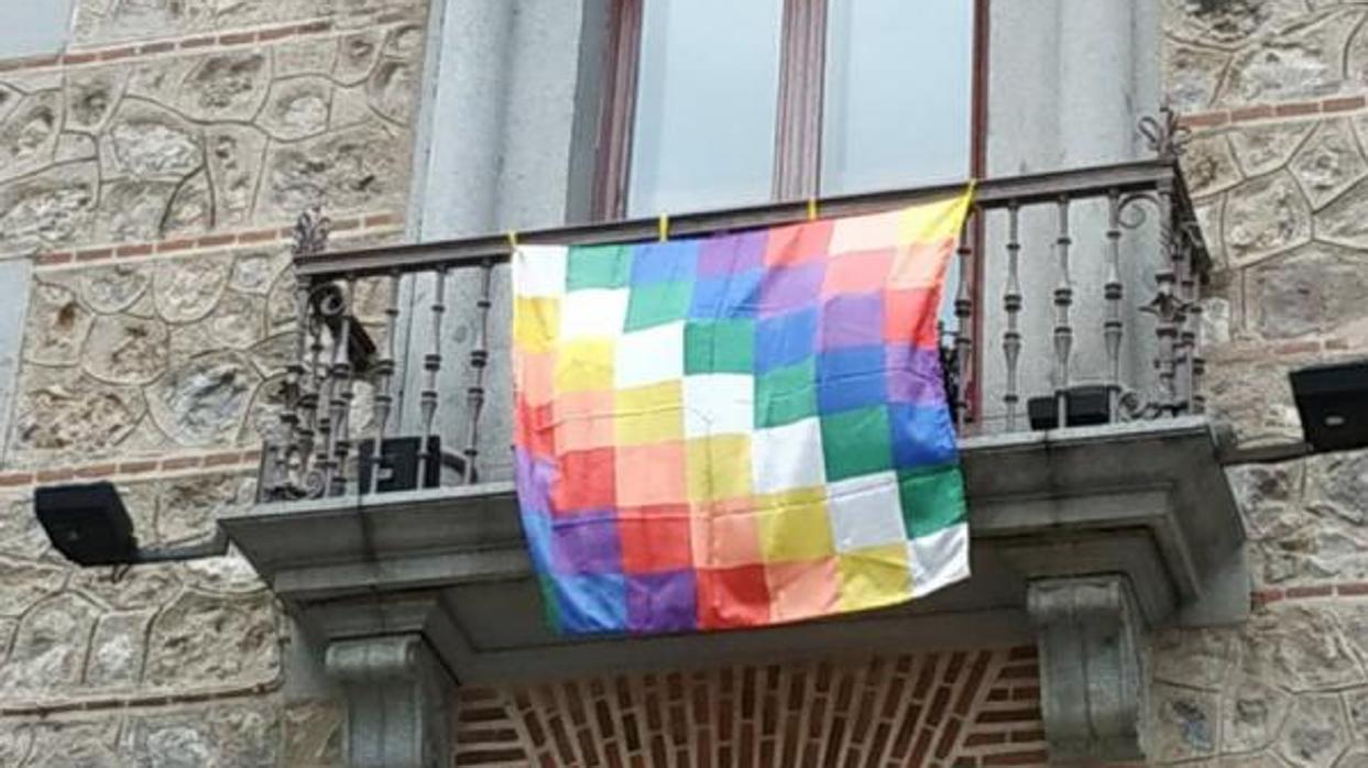 La bandera indígena colgada del balcón de la antigua sede del Ayuntamiento de Madrid, en la plaza de la Villa
