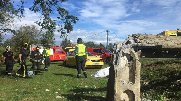 Tres jóvenes fallecen en Valdoviño al chocar su coche contra un muro y no llevar cinturón de seguridad