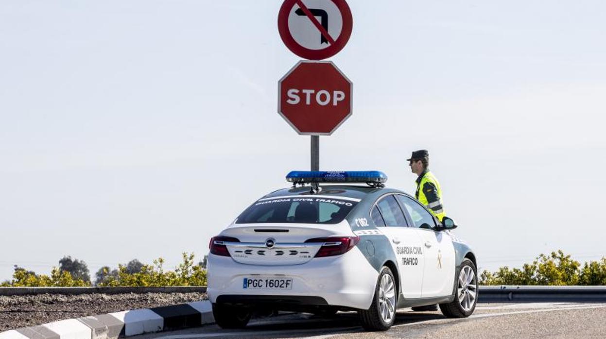 Dispositivo de la Guardia Civil en una carretera valenciana