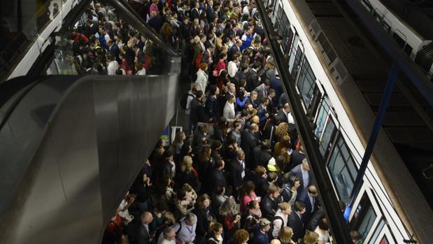 Más usuarios y menos trenes hacen que el Metro de Madrid ya no vuele