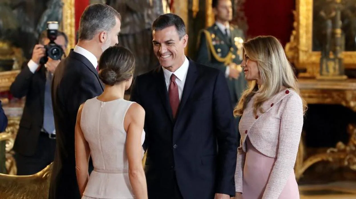 Los Reyes Felipe VI y Letizia y presidente del gobierno Pedro Sánchez y su mujer Begoña Gómez, durante la recepción en el Palacio Real
