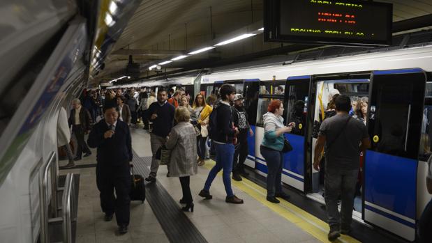 «A las 8 hay vagones de Metro que vienen ya hasta los topes. Es imposible subir»