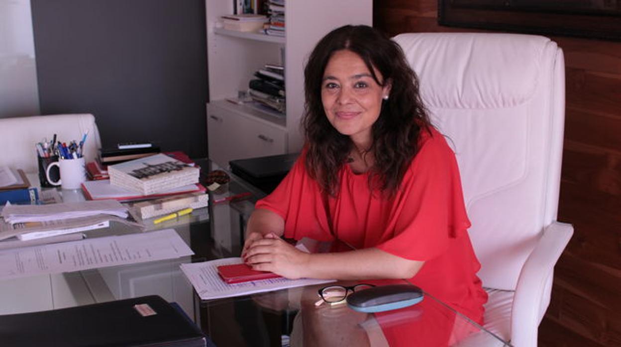La alcaldesa de Ciudad Real, Pilar Zamora, en su despacho