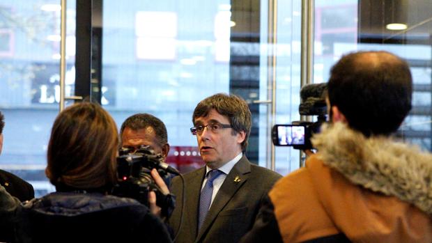 Puigdemont renuncia a las europeas «por miedo» a ser detenido en la Embajada