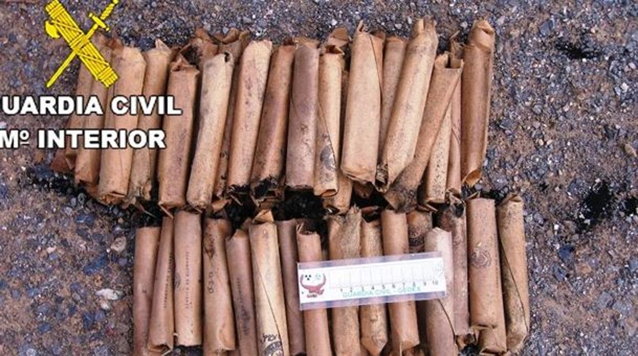 Imagen de archivo de unos cartuchos de dinamita incautados por la Guardia Civil