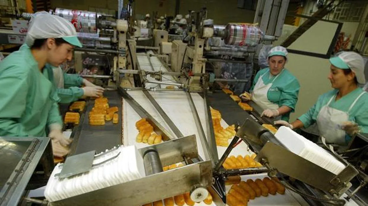 Mujeres trabajando en una fábrica