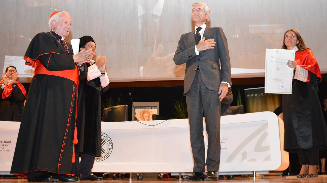 Adolfo Suárez Illana con el cardenal arzobispo Antonio Cañizares durante la investidura de su padre doctor honoris causa a título póstumo