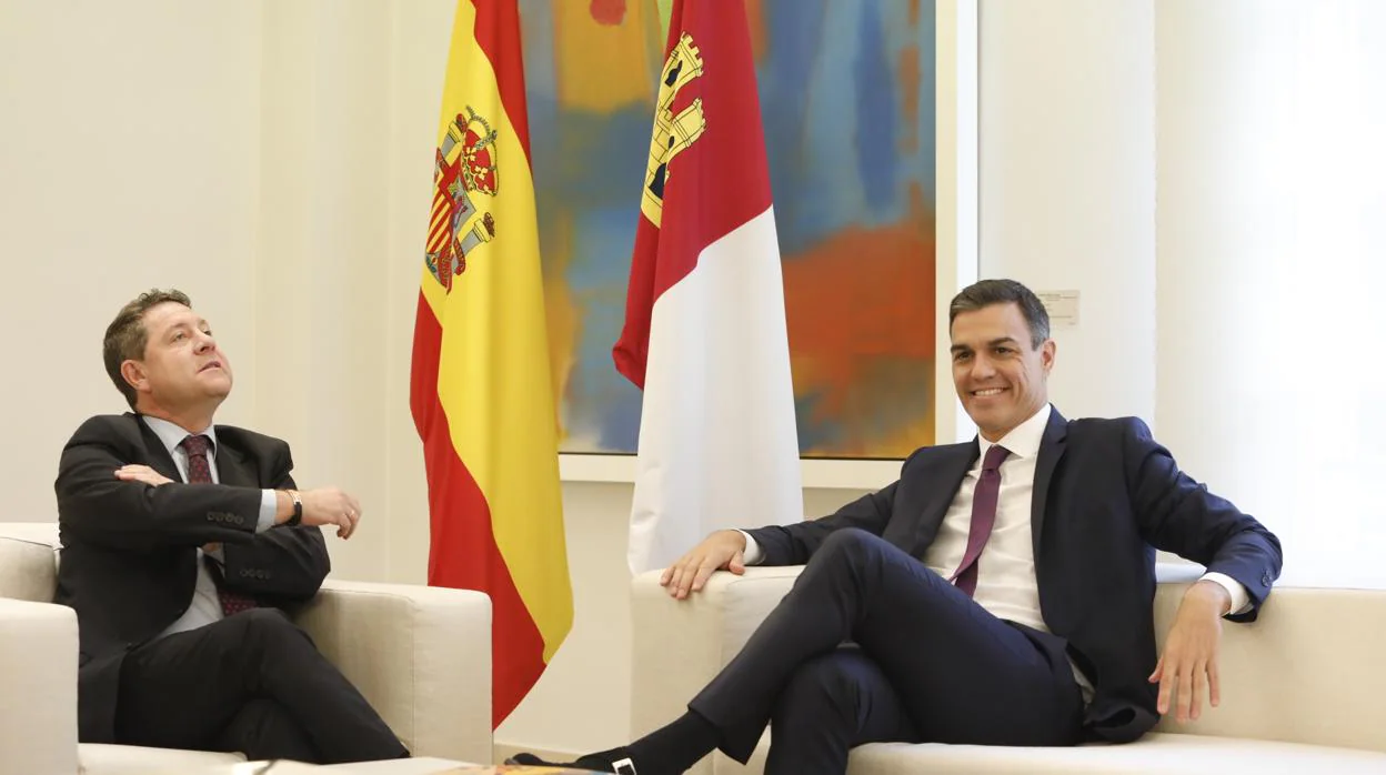 García-Page y Pedro Sánchez, durante un momento de la reunión en el Palacio de la Moncloa