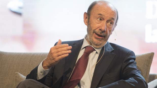 Rubalcaba dice que todos los gobiernos buscaron un «final dialogado» con ETA