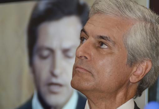 Adolfo Suárez Illana, con la imagen de su padre en una pantalla