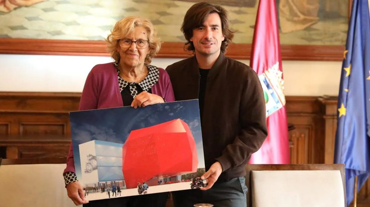 La alcaldesa Manuela Carmena sostiene junto a Ángel Nieto el proyecto del futuo museo
