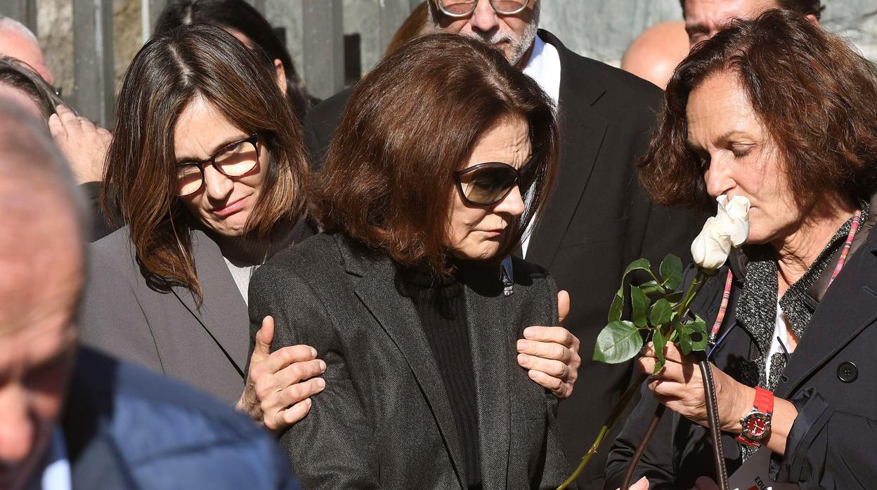 Isabel Azcárate (c), viuda del artista Eduardo Arroyo, durante el entierro de su marido en Robles de Laciana