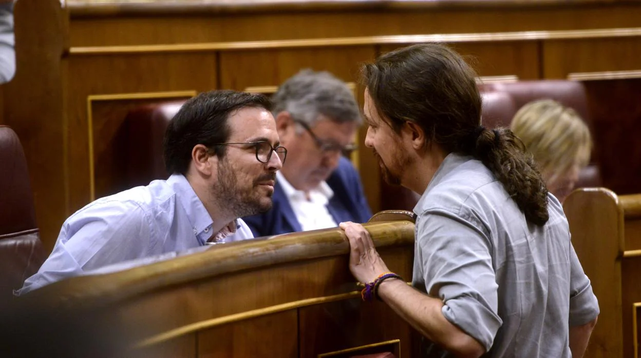 Alberto Garzón y Pablo Iglesias charlan en el Congreso de los Diputados, en julio