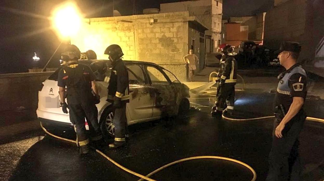 Agentes de Poicía Local de la ciudad de Las Palmas y Bomberos en un incendio de un coche esta semana