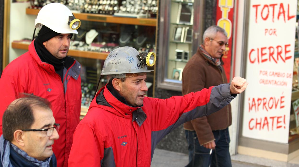 Mineros aragoneses durante una manifestación para protestar por el cierre de minas