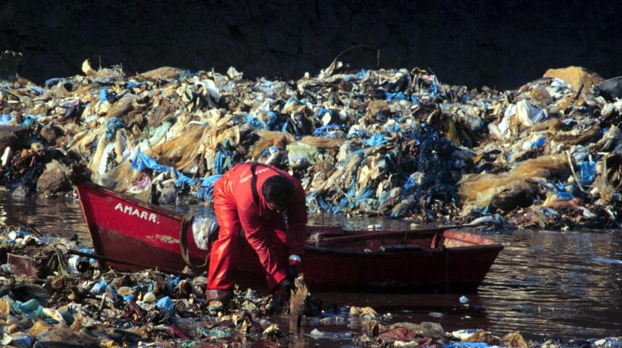 Un barco de pesca recoge residuos