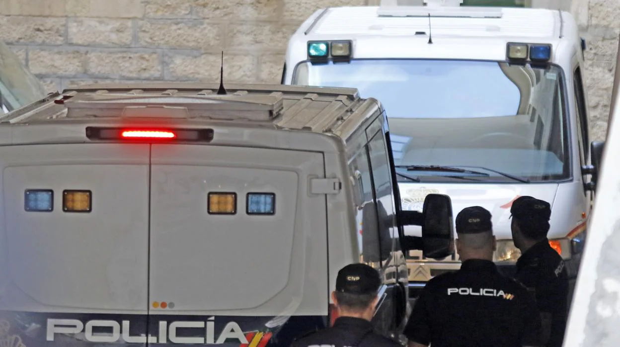 Imagen de varios efectivos de la Policía Nacional en Alicante