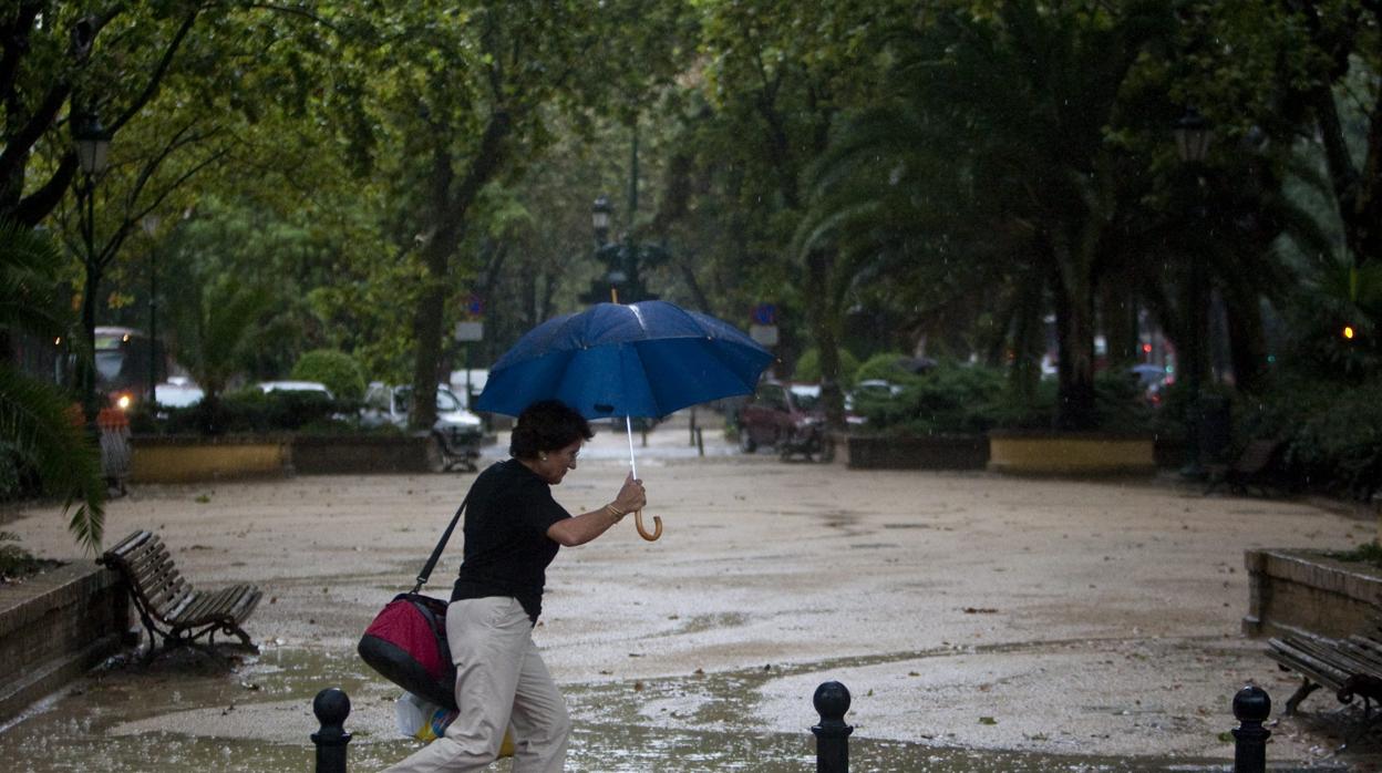 Una mujer se protege de la lluvia en una imagen de archivo tomada en Valencia