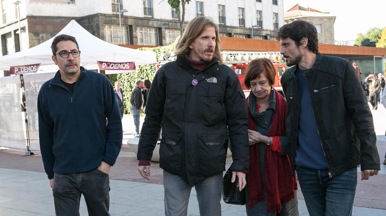 Pablo Fernández -centro-, este martes con dirigentes de Podemos en Soria durante su visita a la ciudad