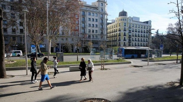 Carmena suprime un carril de Recoletos para ampliar las aceras