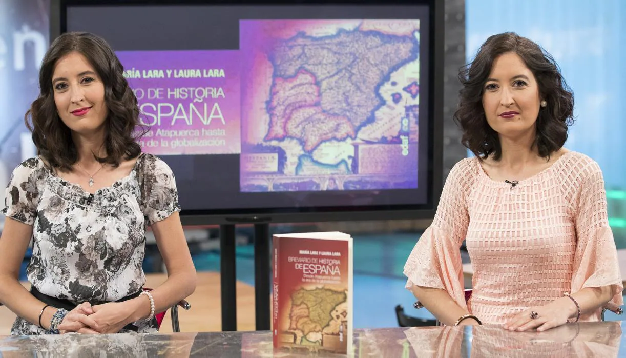 Las historiadoras María y Laura Lara presentando su último libro