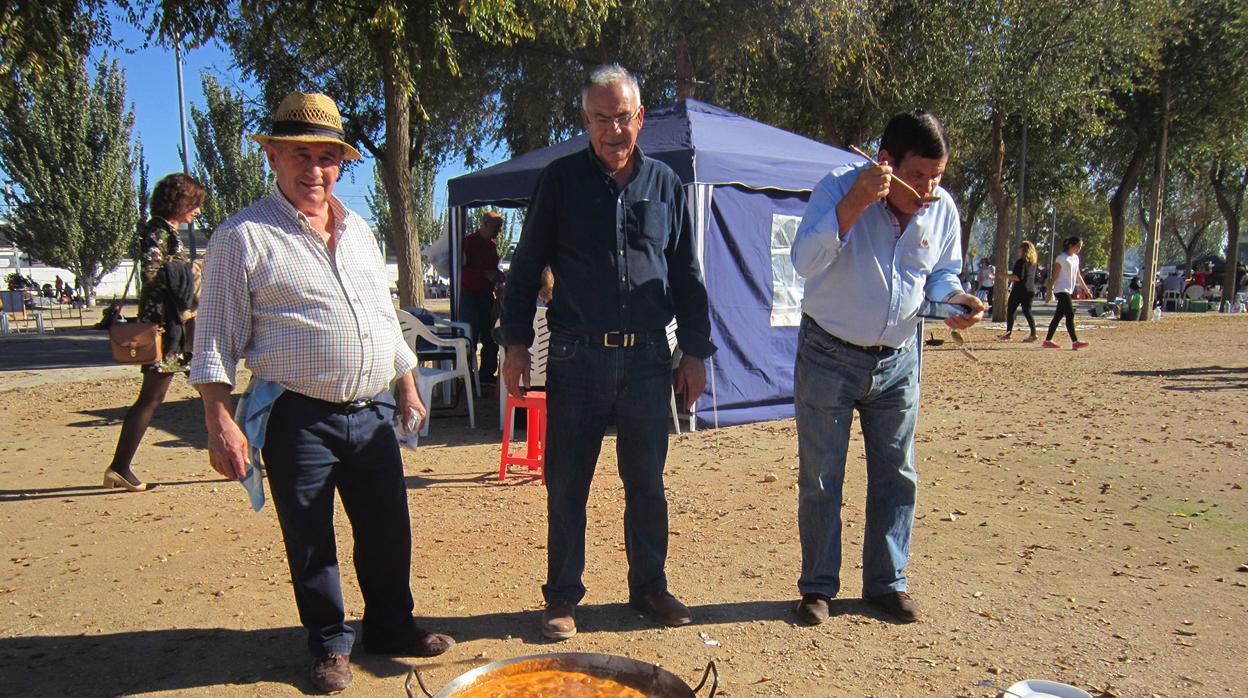 Tres villacañeros preparan el guiso popular de «mojetes»