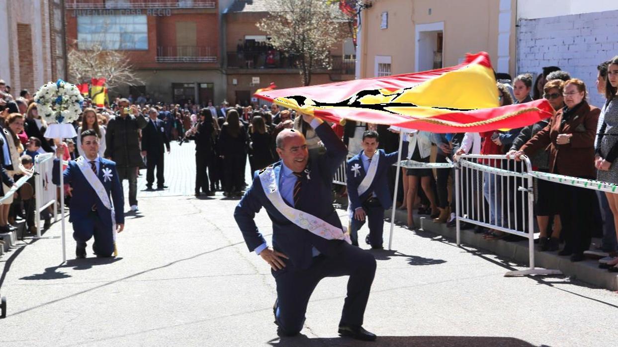 El alcalde, José Eugenio del Castillo, participa en el baile