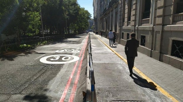 Recoletos y Alcalá pierden un carril de forma improvisada, permanente y sin previo aviso