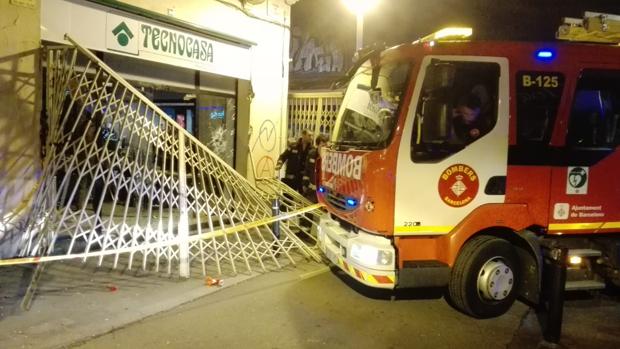 Queman contenedores y destrozan un local por el desalojo de un inmueble okupado en Barcelona