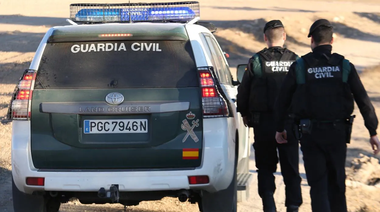Agentes de la Guardia Civil durante un dispositivo de vigilancia en el medio rural aragonés