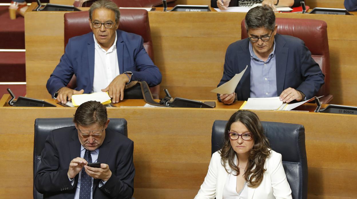 Ximo Puig y Mónica Oltra, junto a los socialistas Manolo Mata y Alfred Boix