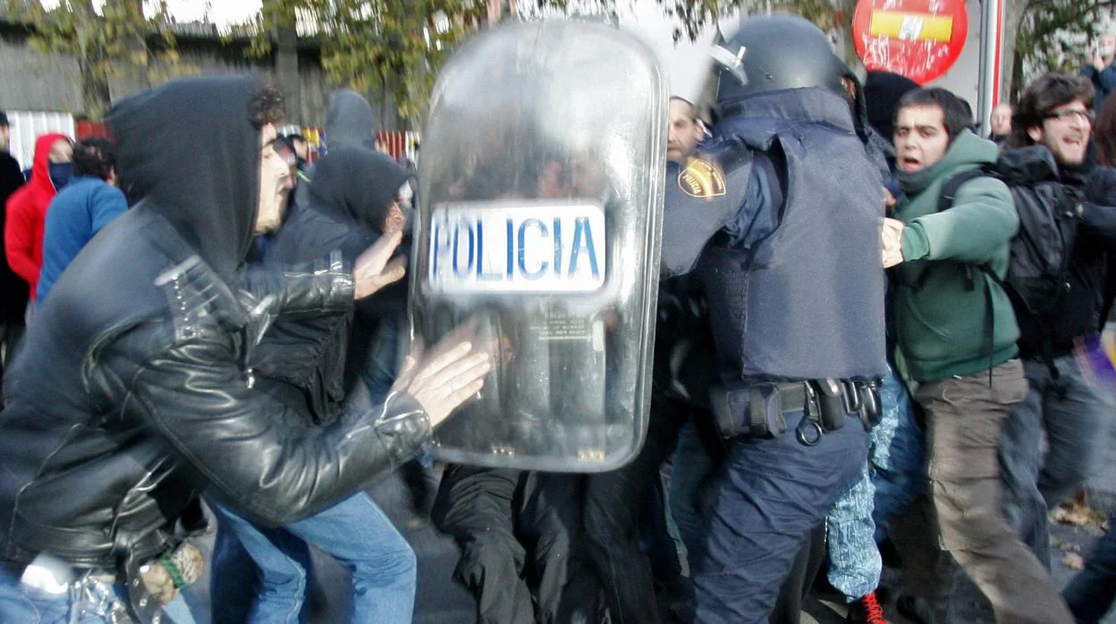 Un policía durante una manifestación antifascista en Madrid en 2007
