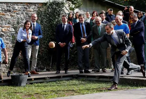El rey Felipe VI participa en un lanzamiento del bolo vaqueiro, uno de los deportes rurales más arraigados en Asturias