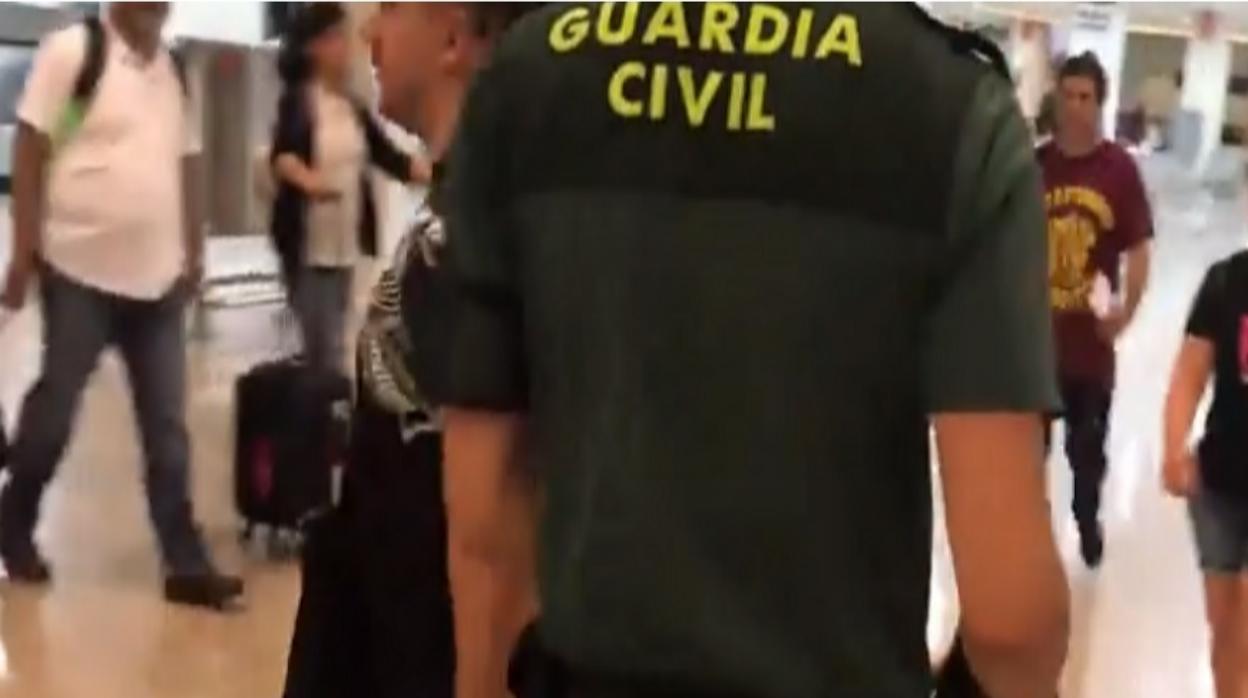 Quebranta una orden de alejamiento, vuela con su expareja y maltrata a su hijo al llegar al aeropuerto