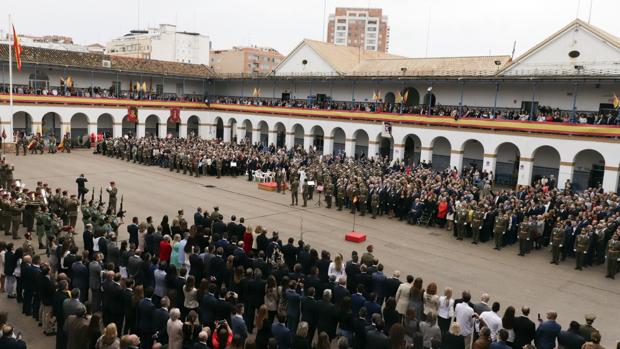 Un millar de personas participan en una multitudinaria jura de bandera en Valencia