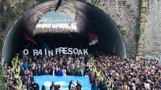 Una manifestación pide cambios en la política penitenciaria y el acercamiento de presos de ETA